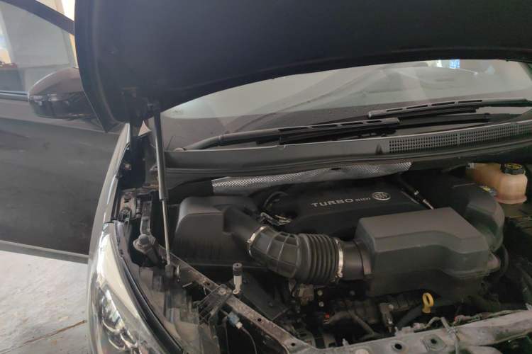 Used Buick GL8 2020 ES Land Cruiser 653T Flagship Model Engine Bay Right