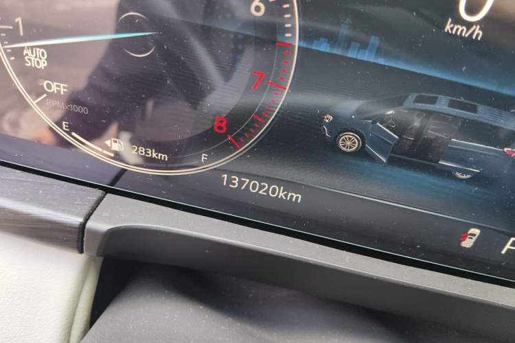 Used Buick GL8 2020 ES Land Cruiser 653T Comfort Edition Odometer Close Up