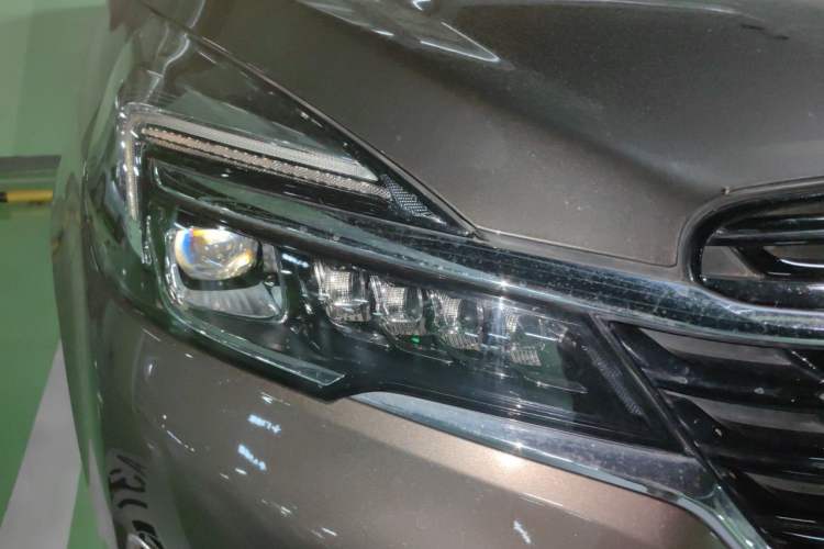 Used Buick GL8 2020 Land Cruiser Executive Class 652T Comfort Model Right Front Headlight