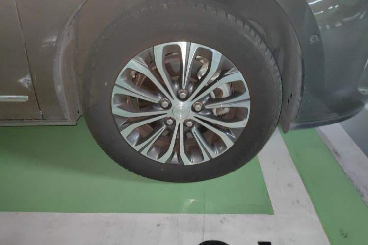 Used Buick GL8 2020 Land Cruiser Executive Class 652T Comfort Model Right Front Wheel Hub