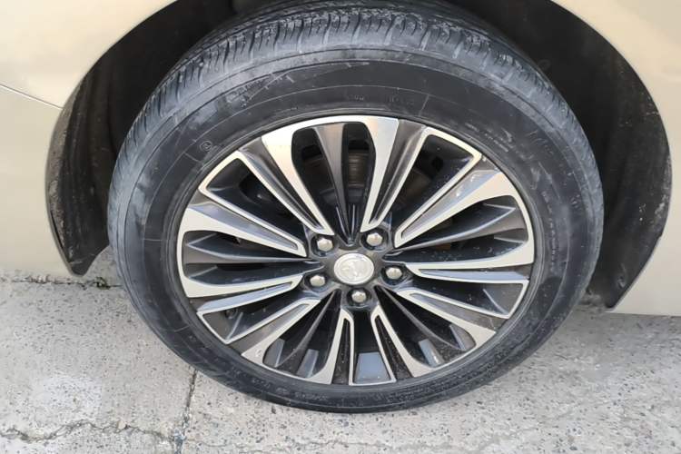 Used Buick GL8 2020 ES Land Cruiser 653T Flagship Model Right Rear Wheel Hub