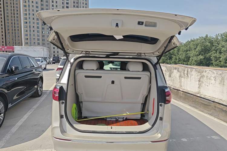 Used Buick GL8 2020 ES Land Cruiser 653T Comfort Edition Trunk