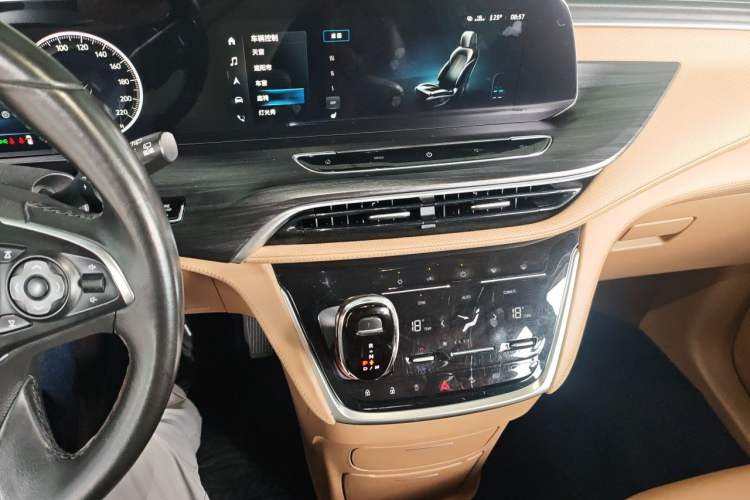 Used Buick GL8 2020 ES Land Cruiser 653T Luxury Model Audio And AC Panel