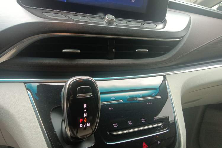 Used Buick GL8 2020 Land Cruiser Executive Class 652T Comfort Model Audio And AC Panel