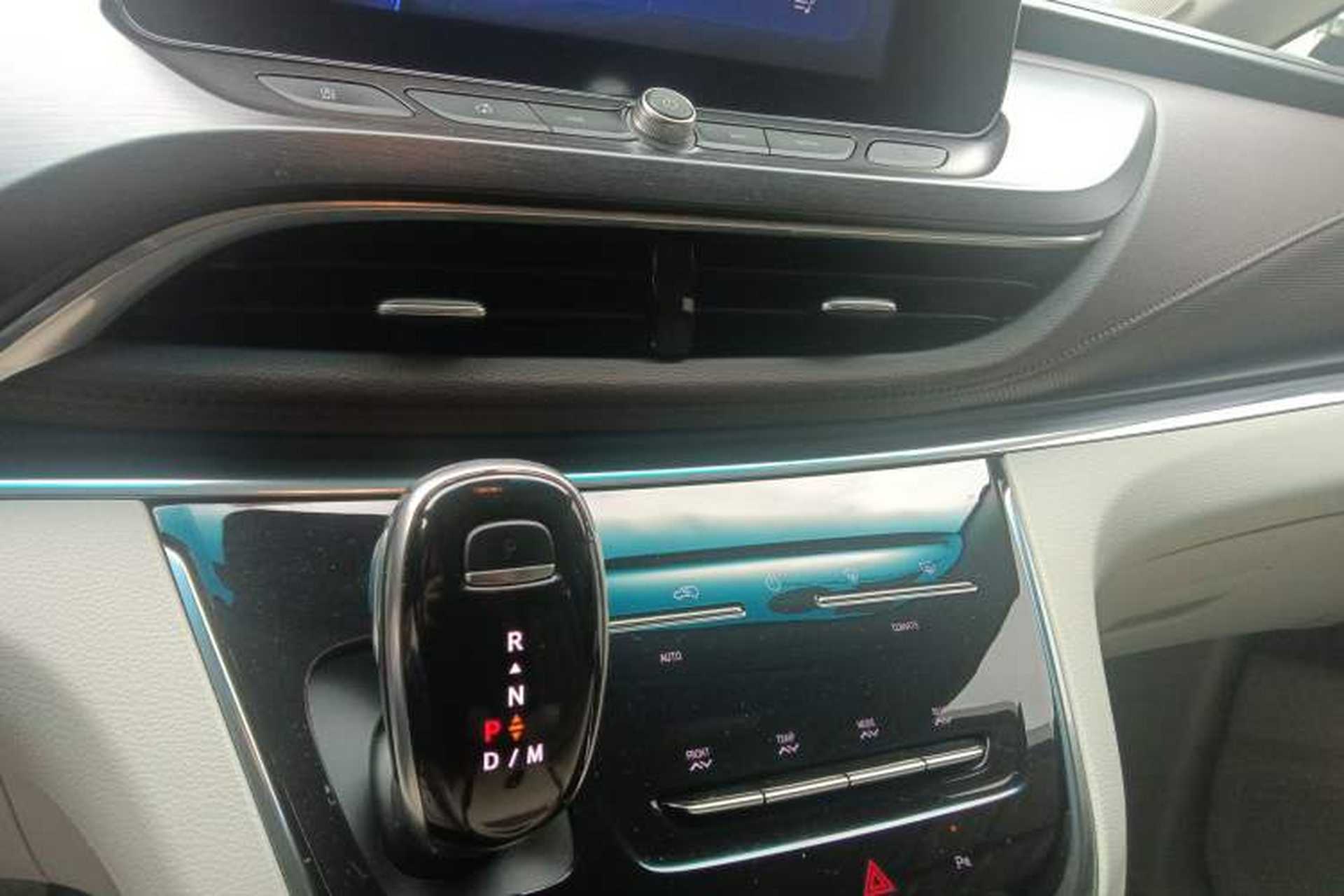 Used Buick GL8 2020 Land Cruiser Executive Class 652T Comfort Model Audio And AC Panel
