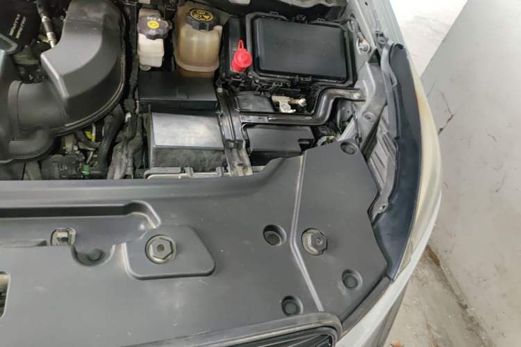 Used Buick GL8 2020 Land Cruiser Executive Class 652T Comfort Model Engine Bay Left