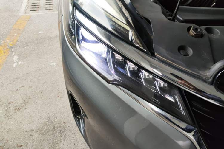 Used Buick GL8 2020 Land Cruiser Executive Class 652T Comfort Model Right Front Headlight
