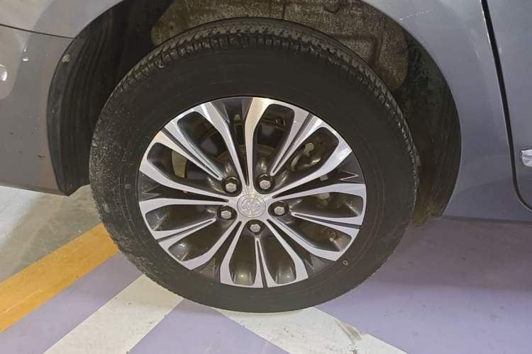 Used Buick GL8 2020 Land Business Class 652T Premium Model Right Rear Wheel Hub