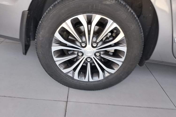 Used Buick GL8 2020 Land Business Class 652T Luxury Model Right Rear Wheel Hub