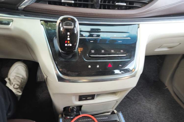 Used Buick GL8 2020 Land Cruiser Executive Class 652T Comfort Model Audio And AC Panel