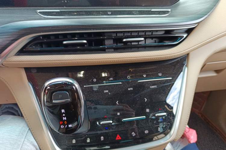 Used Buick GL8 2020 ES Land Cruiser 653T Luxury Model Audio And AC Panel