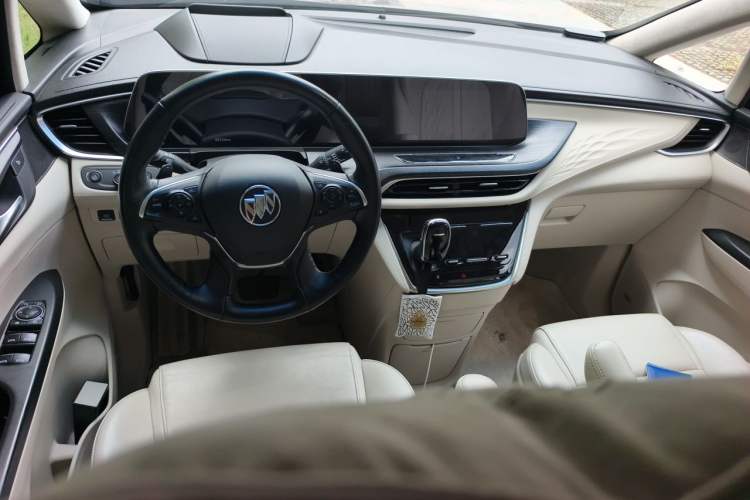 Used Buick GL8 2020 Avenir Avia Six-Seat Deluxe Edition Center Console
