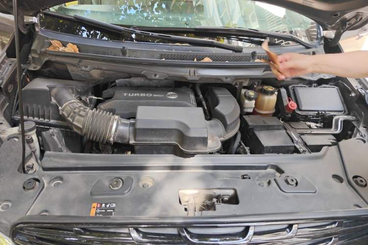Used Buick GL8 2020 Land Business Class 652T Luxury Model Engine Bay