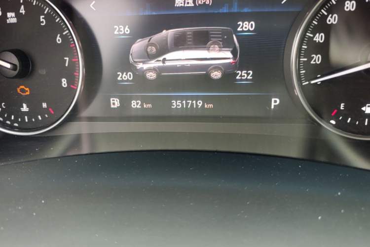Used Buick GL8 2020 Land Business Class 652T Luxury Model Odometer Close Up