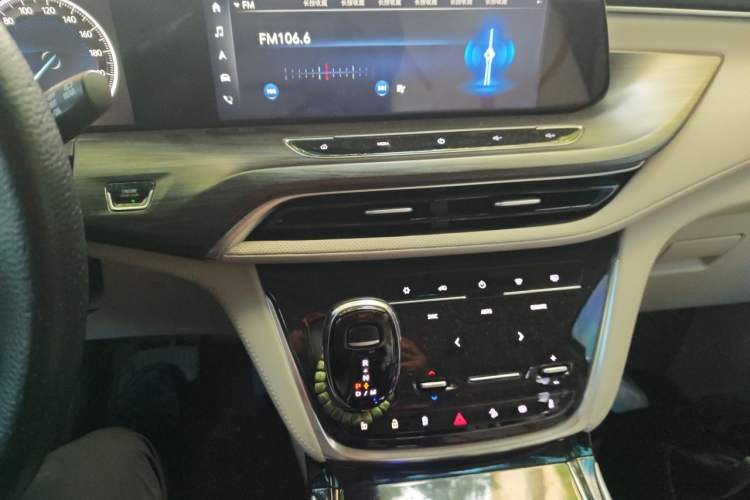 Used Buick GL8 2020 ES Land Cruiser 653T Comfort Edition Audio And AC Panel