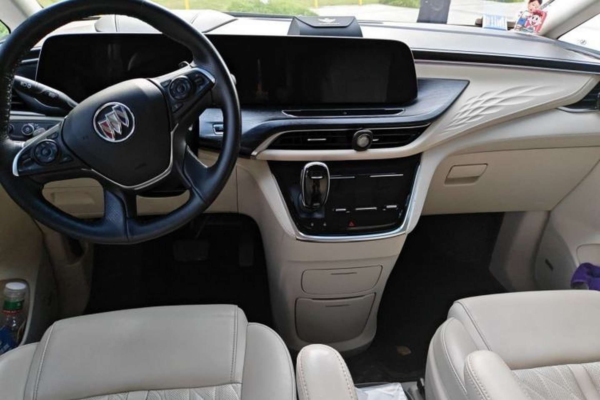 Used Buick GL8 2020 Avenir Avia Six-Seat Deluxe Edition Center Console