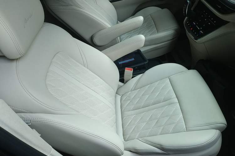 Used Buick GL8 2020 Avenir Avia 7-Seater Deluxe Edition Right Front Seat