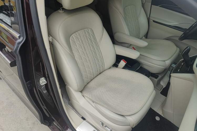 Used Buick GL8 2020 Avenir Avia Six-Seat Deluxe Edition Right Front Seat