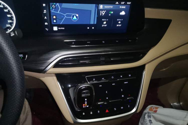 Used Buick GL8 2020 ES Land Cruiser 653T Luxury Model Audio And AC Panel