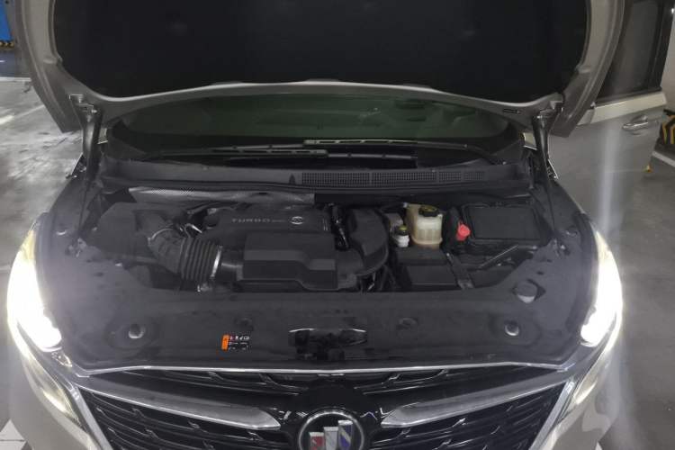Used Buick GL8 2020 ES Land Cruiser 653T Flagship Model Engine Bay