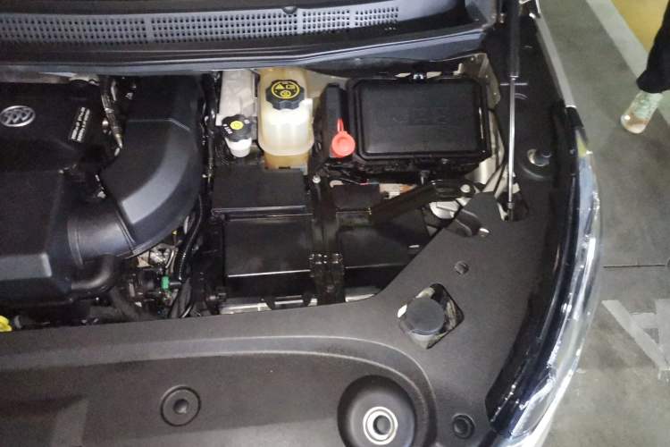 Used Buick GL8 2020 ES Land Cruiser 653T Luxury Model Engine Bay Left
