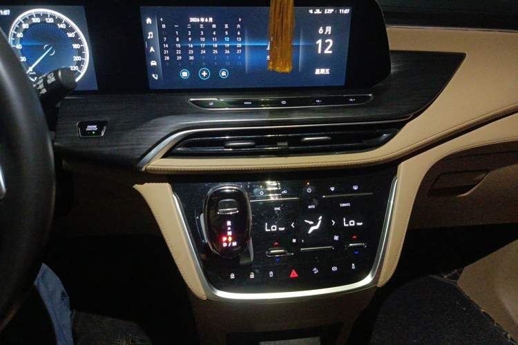 Used Buick GL8 2020 ES Land Cruiser 653T Flagship Model Audio And AC Panel