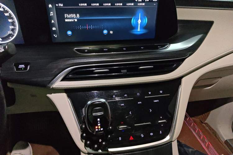 Used Buick GL8 2020 ES Land Cruiser 653T Comfort Edition Audio And AC Panel