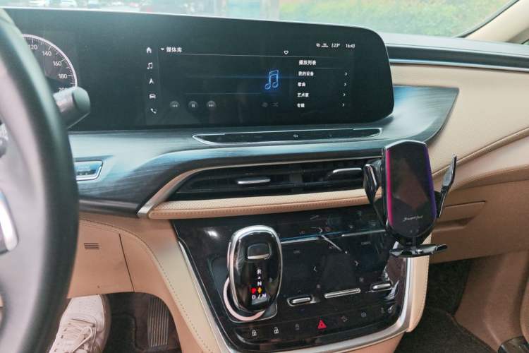 Used Buick GL8 2020 ES Land Cruiser 653T Luxury Model Audio And AC Panel
