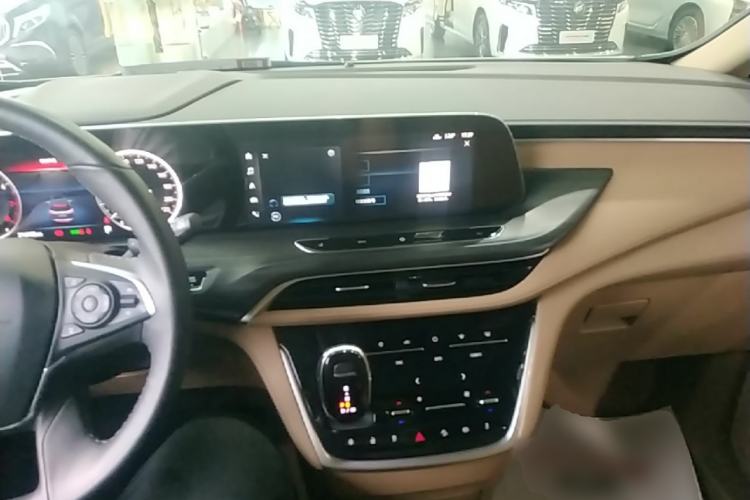 Used Buick GL8 2020 ES Land Cruiser 653T Luxury Model Center Console