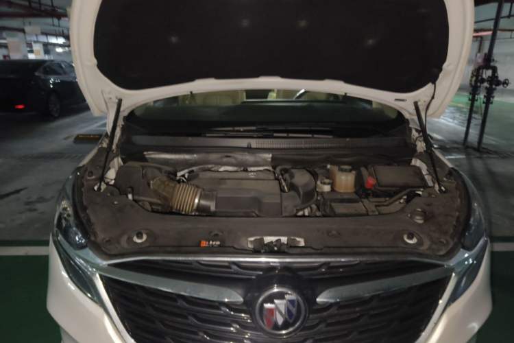 Used Buick GL8 2020 ES Land Cruiser 653T Luxury Model Engine Bay