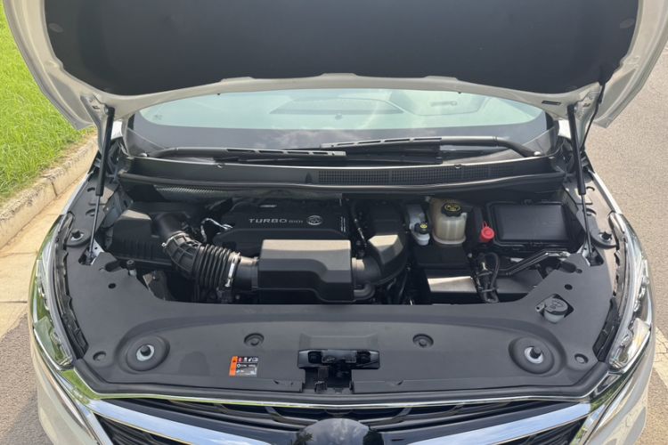 Used Buick GL8 2020 ES Land Cruiser 653T Luxury Model Engine Bay