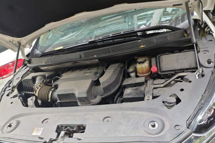 Used Buick GL8 2020 ES Land Cruiser 653T Luxury Model Engine Bay