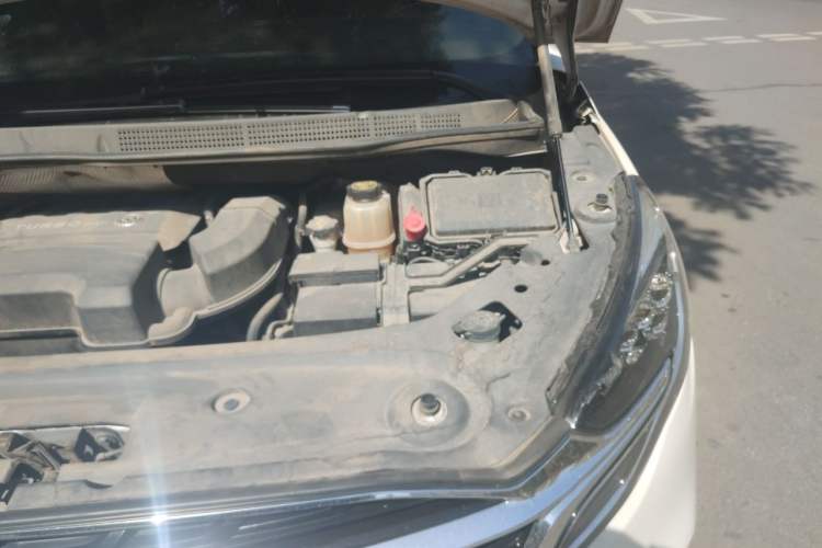 Used Buick GL8 2020 ES Land Cruiser 653T Luxury Model Engine Bay Left