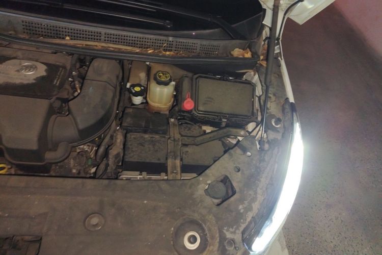 Used Buick GL8 2020 ES Land Cruiser 653T Luxury Model Engine Bay Left