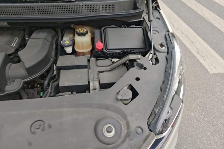 Used Buick GL8 2020 ES Land Cruiser 653T Luxury Model Engine Bay Left