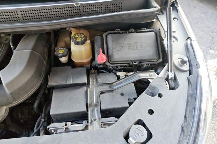 Used Buick GL8 2020 ES Land Cruiser 653T Luxury Model Engine Bay Left