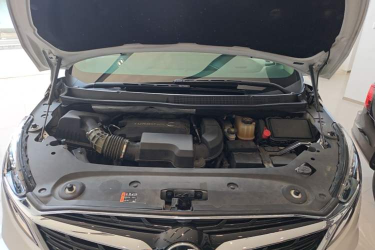 Used Buick GL8 2020 ES Land Cruiser 653T Luxury Model Engine Bay