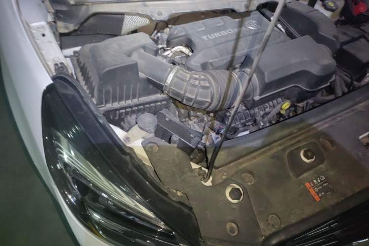 Used Buick GL8 2020 Land Business Class 652T Luxury Model Engine Bay Right
