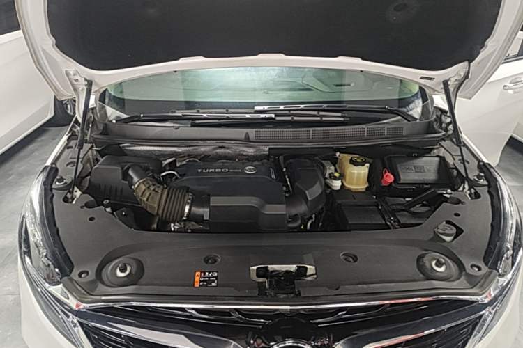 Used Buick GL8 2020 ES Land Cruiser 653T Luxury Model Engine Bay