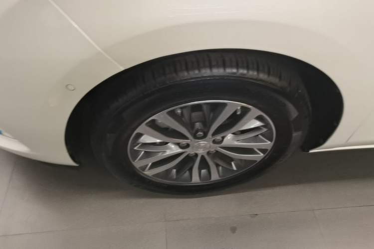 Used Buick GL8 2020 ES Land Cruiser 653T Luxury Edition Left Front Wheel Hub