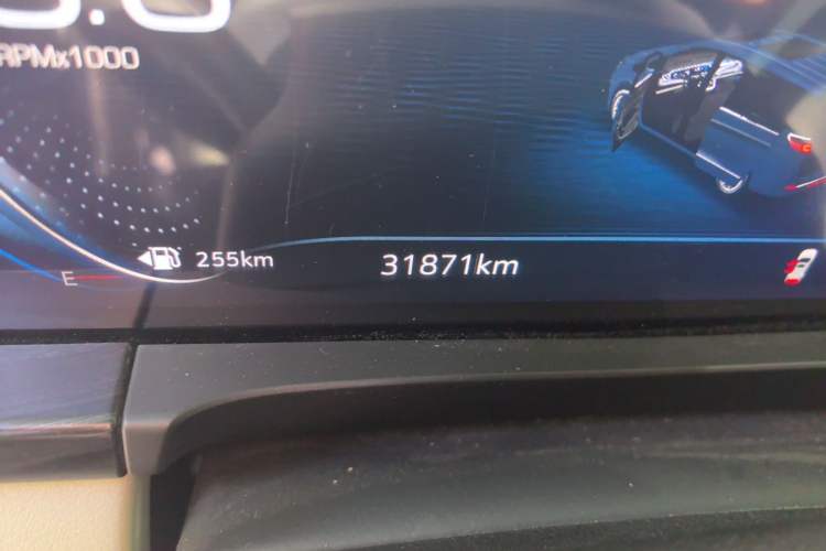 Used Buick GL8 2020 ES Land Cruiser 653T Comfort Edition Odometer Close Up