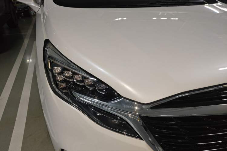 Used Buick GL8 2020 ES Land Cruiser 653T Comfort Edition Right Front Headlight