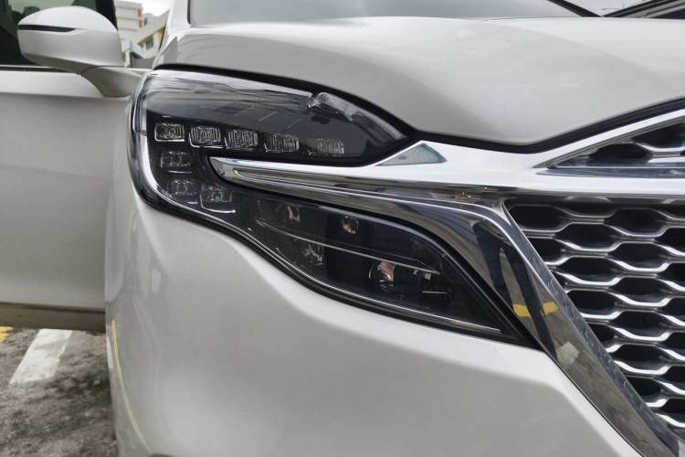 Used Buick GL8 2020 ES Land Cruiser 653T Luxury Edition Right Front Headlight