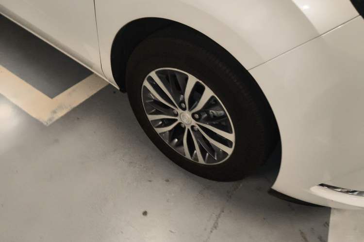 Used Buick GL8 2020 ES Land Cruiser 653T Comfort Edition Right Front Wheel Hub