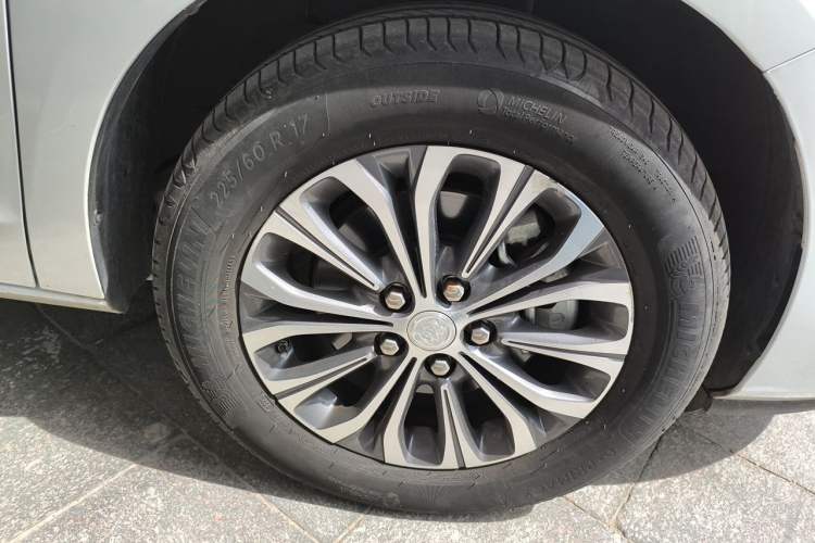 Used Buick GL8 2020 Land Cruiser Executive Class 652T Comfort Model Right Front Wheel Hub