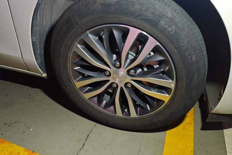 Used Buick GL8 2020 ES Land Cruiser 653T Comfort Edition Right Front Wheel Hub