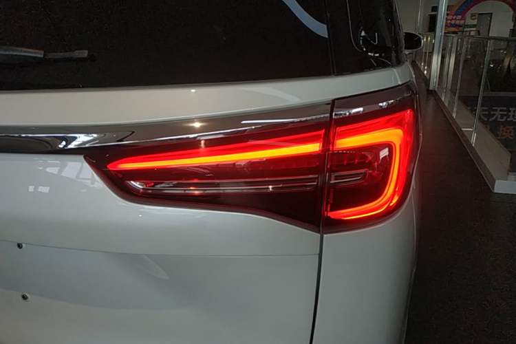Used Buick GL8 2020 ES Land Cruiser 653T Flagship Model Right Rear Taillight