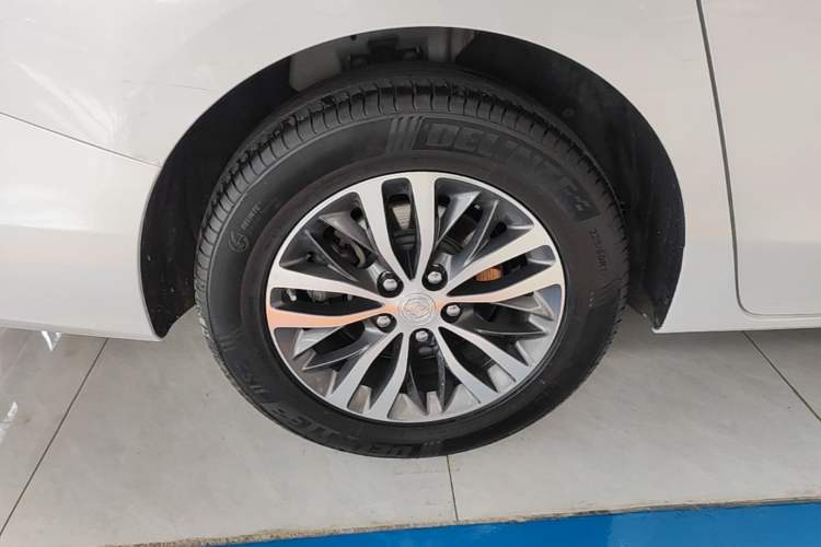 Used Buick GL8 2020 ES Land Cruiser 653T Comfort Edition Right Rear Wheel Hub