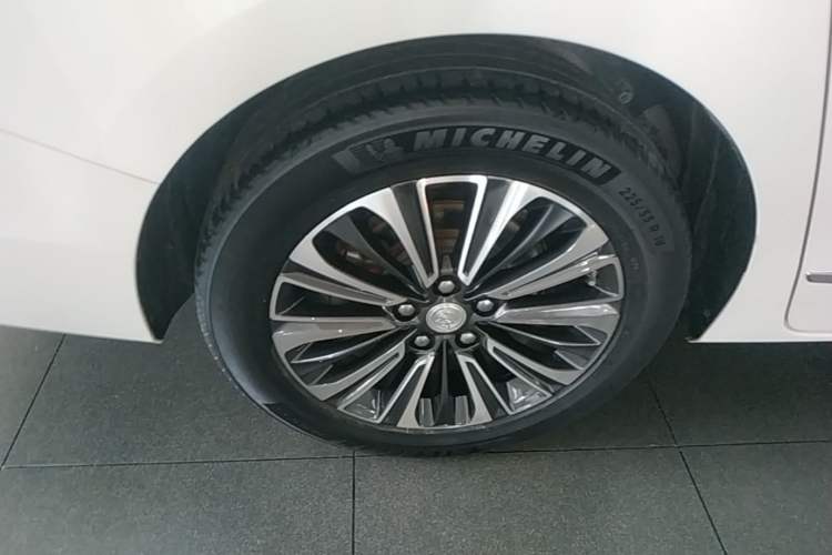 Used Buick GL8 2020 ES Land Cruiser 653T Flagship Model Right Rear Wheel Hub