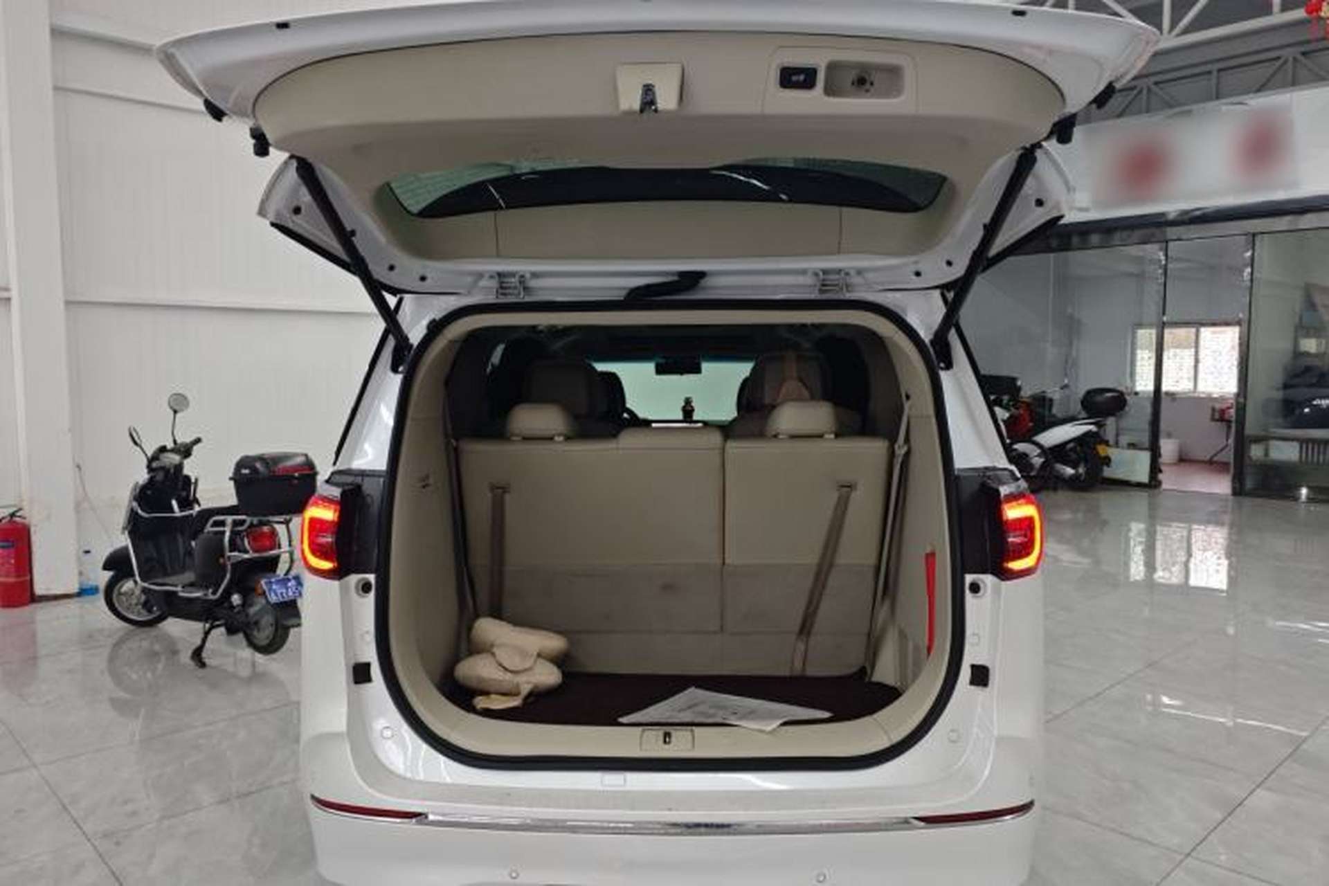 Used Buick GL8 2020 ES Land Cruiser 653T Comfort Edition Trunk